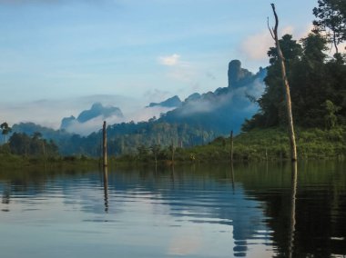 Doğal ve eşsiz manzara Chieou Laan Gölü, Tayland