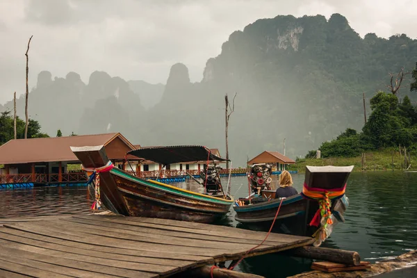 Drijvende huizen en lange staart boten bij Chieou Laan lake — Stockfoto