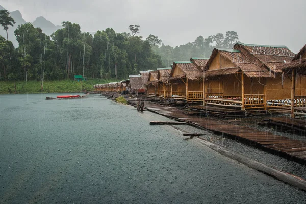 Pływające domy nad jeziorem Chieou Laan — Zdjęcie stockowe