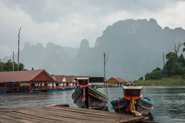 Casas flutuantes e barcos de cauda longa no lago Chieou Laan — Fotografia de Stock