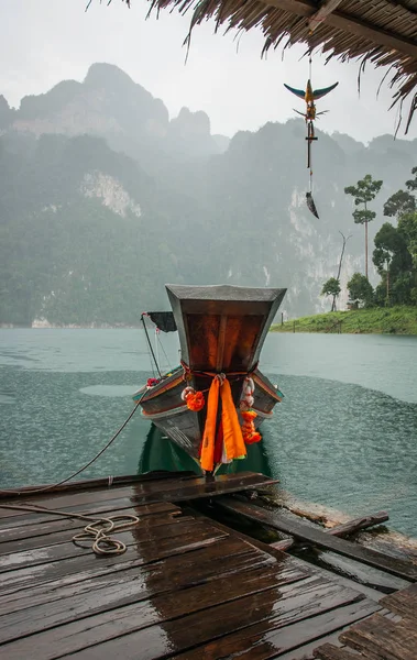 Casas flutuantes e barcos de cauda longa no lago Chieou Laan — Fotografia de Stock