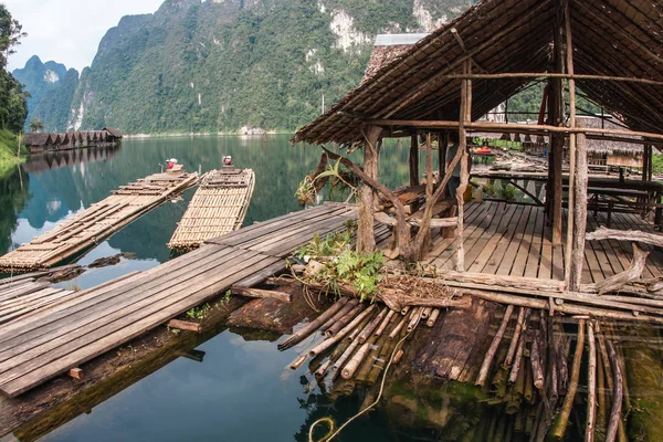 Malownicze i niepowtarzalny krajobraz nad jeziorem Chieou Laan, Tajlandia — Zdjęcie stockowe