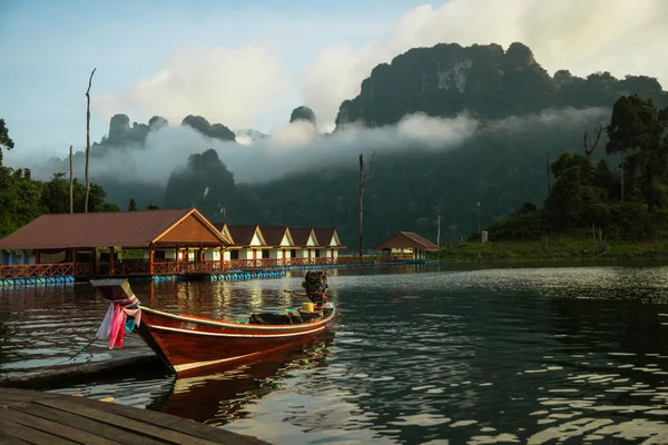 Kelluvat talot ja pitkät pyrstöveneet Chieou Laanin järvellä — kuvapankkivalokuva