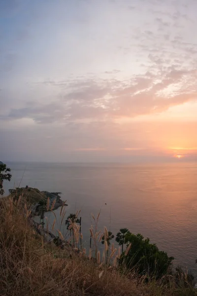 Puesta de sol en Nay Harn en la isla de Phuket en Tailandia — Foto de Stock