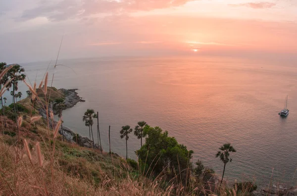 Puesta de sol en Nay Harn en la isla de Phuket en Tailandia — Foto de Stock