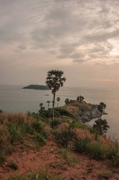 Puesta de sol en Nay Harn en la isla de Phuket en Tailandia — Foto de Stock