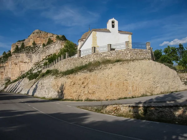 Chiesa bianca vicino alla strada di Alcala del Jucar, Castiglia la Manca — Foto Stock