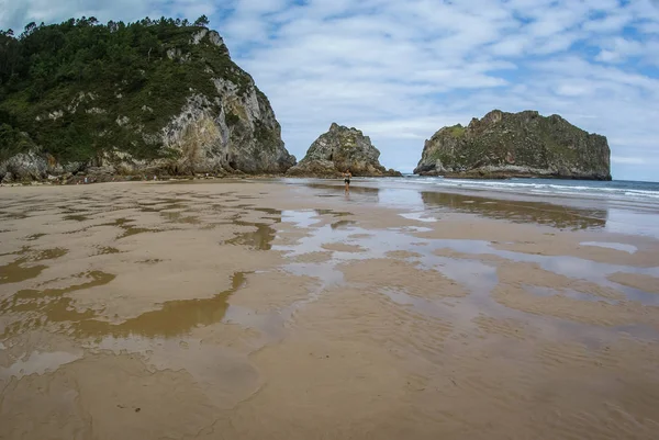 Gyönyörű La Franca strand Cantabria, Spanyolország — Stock Fotó