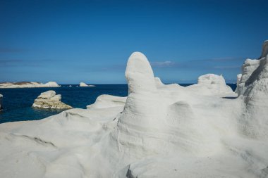 Manzaralarıyla beach Sarakiniko, Milos, Yunanistan