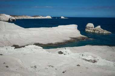 Manzaralarıyla beach Sarakiniko, Milos, Yunanistan