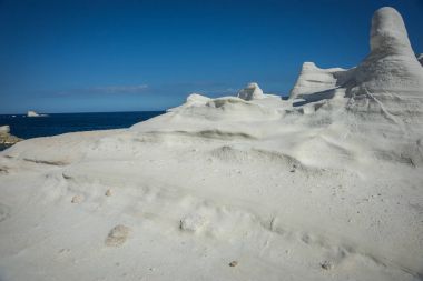 Manzaralarıyla beach Sarakiniko, Milos, Yunanistan