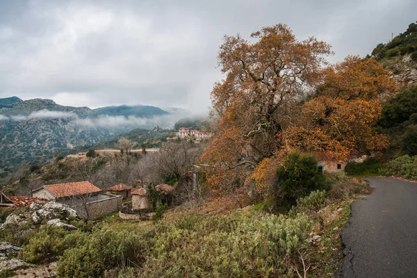 Paysage brumeux d'automne dans la gorge de Louise sur le Péloponnèse, Grèce — Photo
