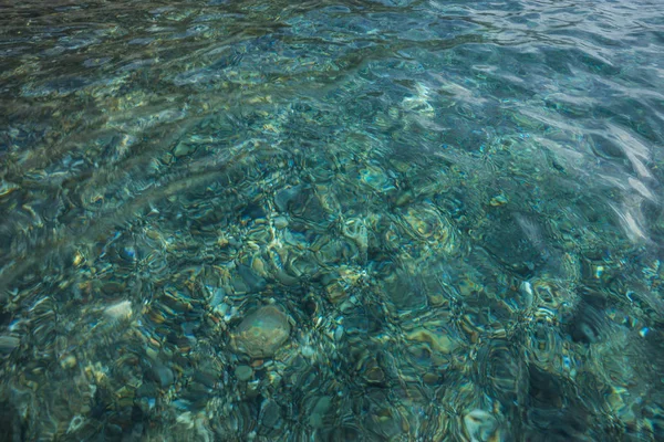 Água do mar e pedras no fundo — Fotografia de Stock