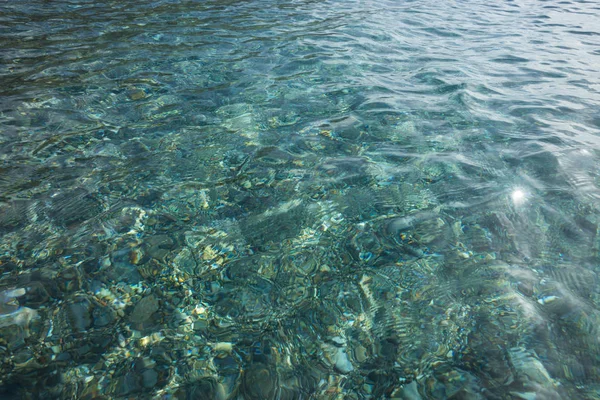 Морская вода и камни на дне — стоковое фото