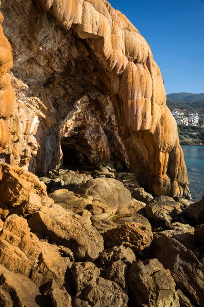 Loutra ・ エディプソス、ギリシャで海の近くの洞窟に表示します。 — ストック写真