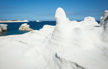 Manzaralarıyla beach Sarakiniko, Milos, Yunanistan