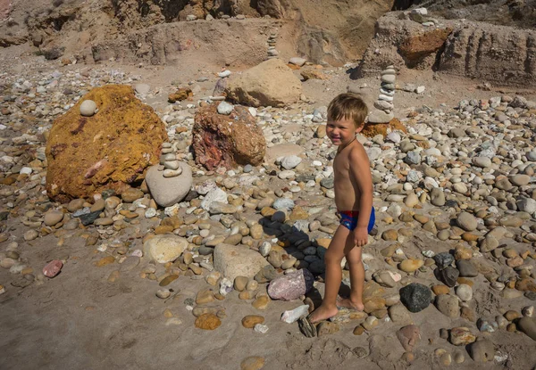 Маленький мальчик на пляже Фириплака, Милош, Греция — стоковое фото
