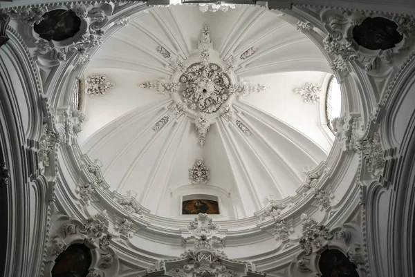 Hermosos detalles de la iglesia blanca en Priego de Córdoba, España — Foto de Stock