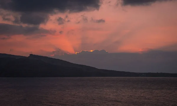 Puesta de sol desde el mirador de Oia en la isla de Santorini en Grecia — Foto de Stock