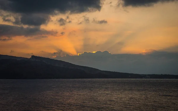 Puesta de sol desde el mirador de Oia en la isla de Santorini en Grecia — Foto de Stock