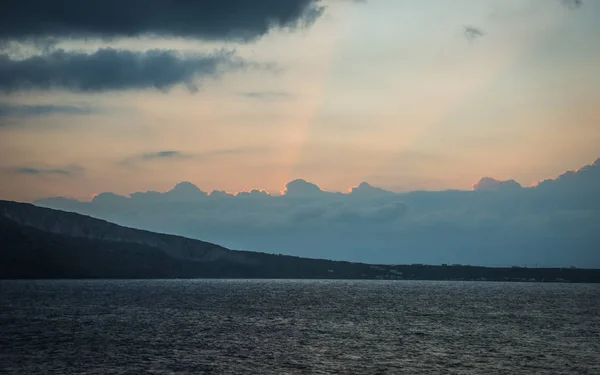 Puesta de sol desde el mirador de Oia en la isla de Santorini en Grecia — Foto de Stock