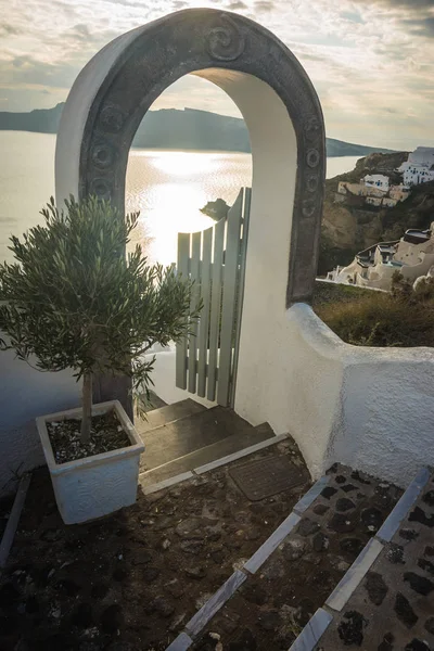 Sunset through open gate in Oia town, Santorini island, Greece — Stock Photo, Image