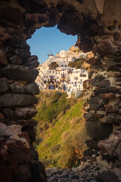 White city on a slope of a hill at sunset, Oia, Santorini, Greece — Stock Photo, Image
