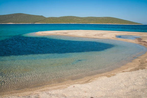 Golden beach na wyspie Evbia w Grecji — Zdjęcie stockowe