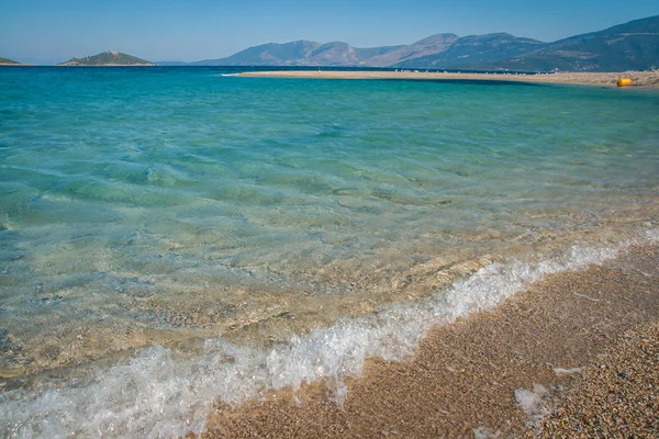 Playa dorada en la isla de Evbia en Grecia — Foto de Stock