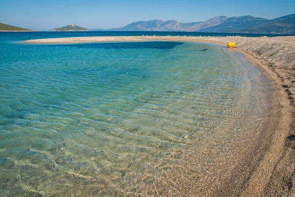 Playa dorada en la isla de Evbia en Grecia — Foto de Stock