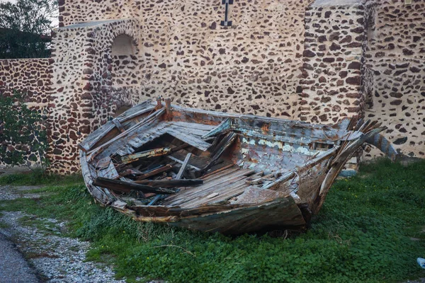 Rovine di una barca nella città di Oia, isola di Santorini, Grecia — Foto Stock