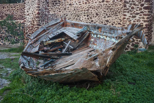 Ruïnes van een boot in de stad van Oia, Santorini eiland, Griekenland — Stockfoto