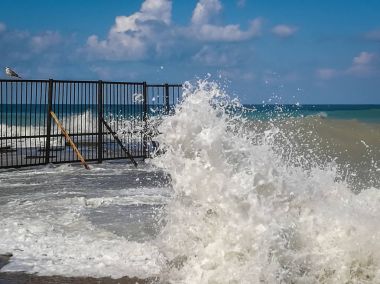 Splash plajda Sochi bulutu ile yüksek dalga