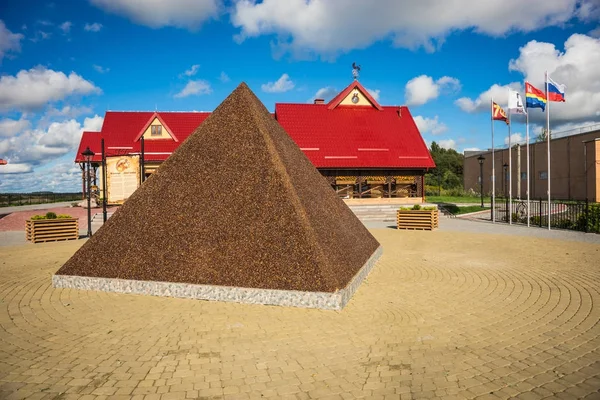 Amber pyramid in Yantarnoe, Kaliningrad region, Russia — Stock Photo, Image