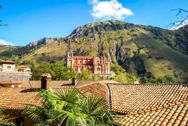 Covadonga Asturia İspanya içinde güzel kilisede