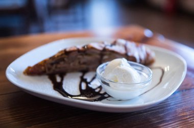 Apple strudel kısmen sırasında bulanık vanilyalı dondurma ile sh