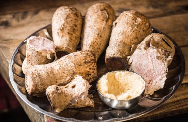 Manyok Kenya kurulların masada tabakta pişmiş 