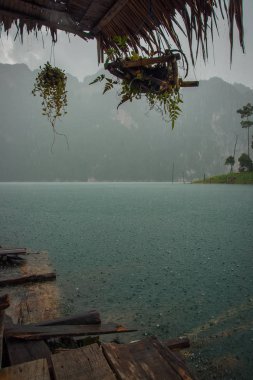 Tayland Chieou Laan gölde yağmurlu manzara