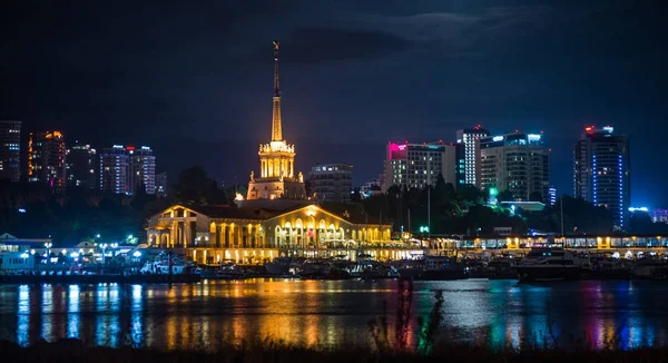 Ночной вид на порт Сочи, освещенный огнями, Россия — стоковое фото