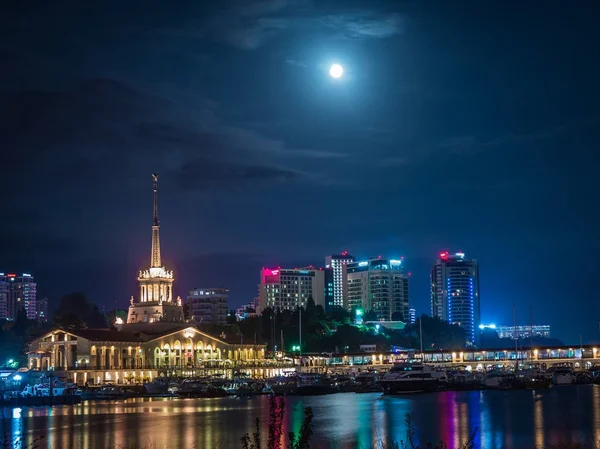 Vista noturna do porto de Sochi iluminado por luzes, Rússia — Fotografia de Stock