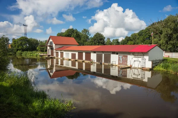 Gammal båt garage och reflektion i floden i Kaliningrad region — Stockfoto