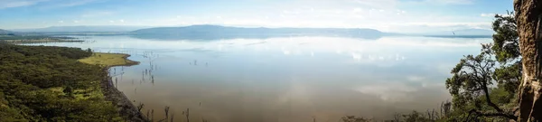 Schilderachtig uitzicht op lake Nakuru vanuit punt op heuvel — Stockfoto