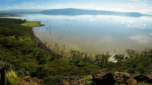 Pemandangan indah ke danau Nakuru dari sudut pandang di atas bukit — Stok Foto
