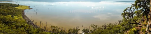 Schilderachtig uitzicht op lake Nakuru vanuit punt op heuvel — Stockfoto