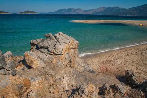 Золотой пляж на острове Эвбия в Греции — стоковое фото