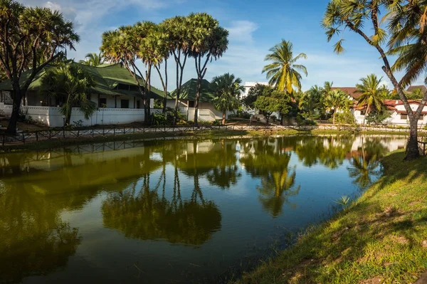 Picturesque landscape with reflections in  green river, Kenya — Stock Photo, Image