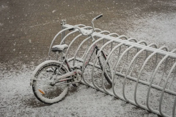 Ένα μοναχικό ποδήλατο που καλύπτονται με φρέσκο χιόνι λόγω καιρού συγκεκριμένη παρατήρηση οδήγησε τους — Φωτογραφία Αρχείου