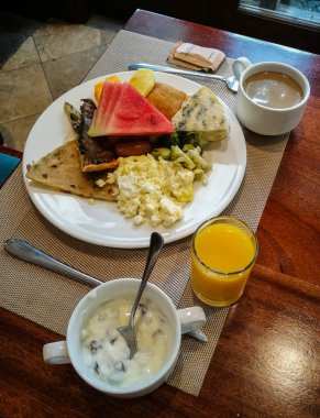 Güzel kahvaltı organik gıda üzerinde ahşap bir masa