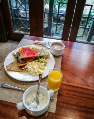 Güzel kahvaltı organik gıda üzerinde ahşap bir masa