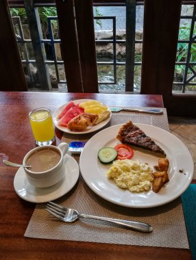 Güzel kahvaltı organik gıda üzerinde ahşap bir masa